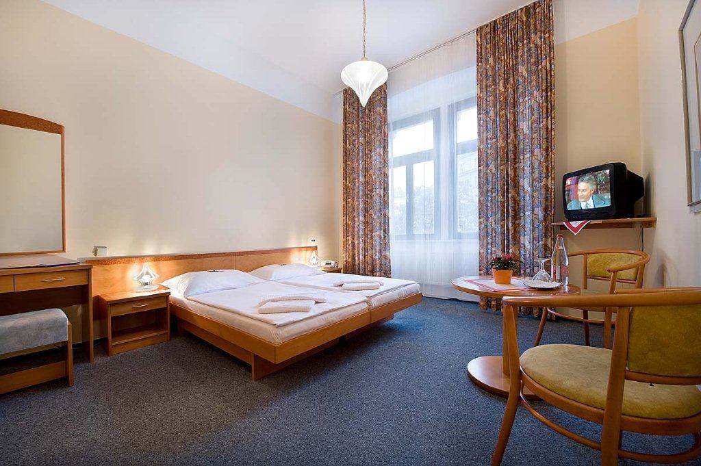 Hotel Dalimil Prag Exteriör bild